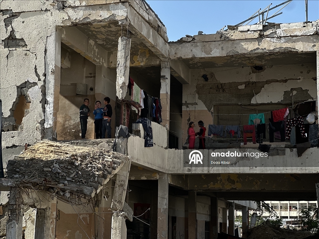 Палестинцы нашли убежище среди руин школы