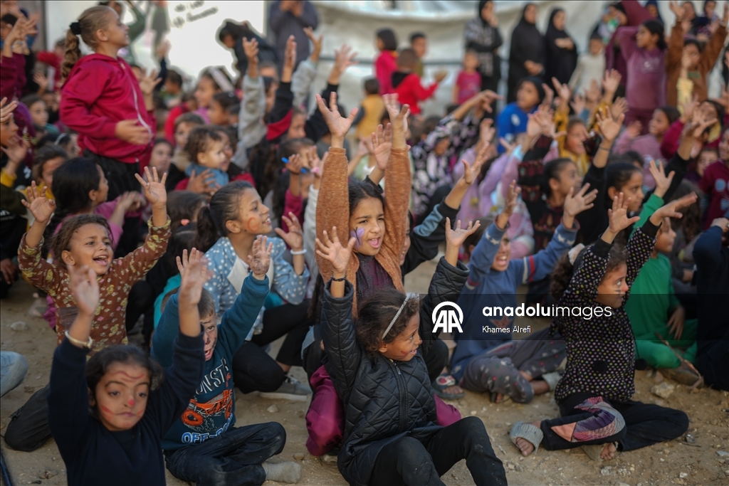Gönüllü gençler, savaşın masum mağdurları Gazzeli çocukların yüzünü güldürdü
