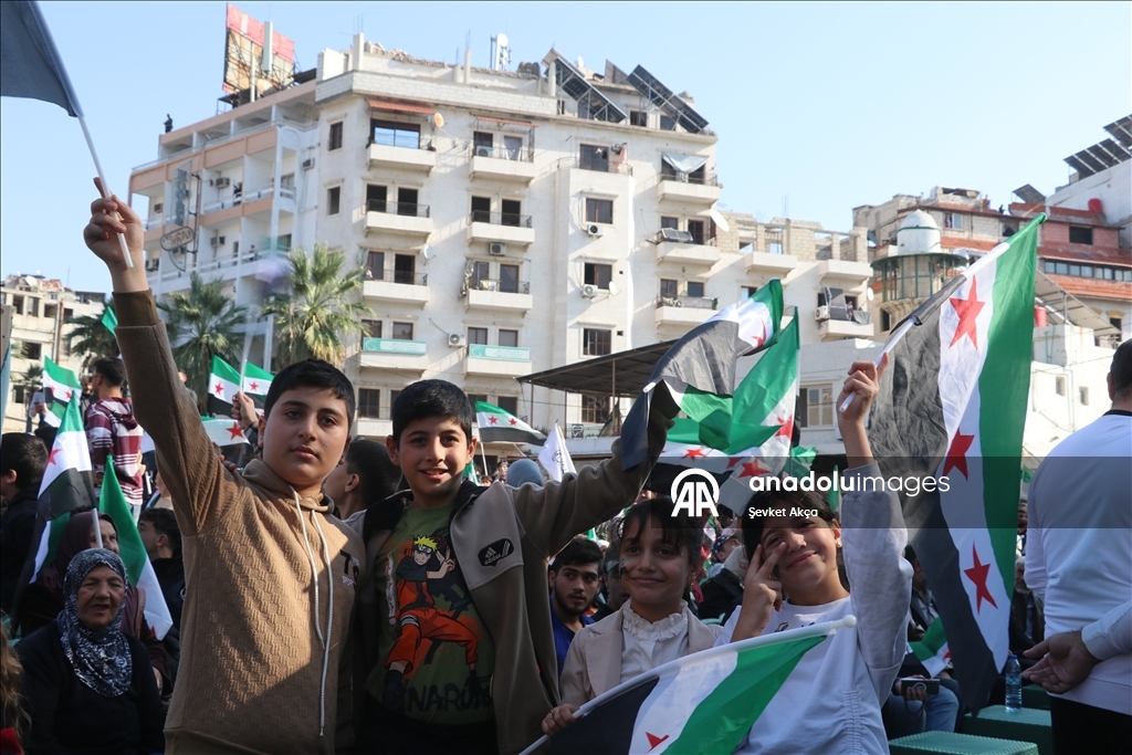 Suriye'de rejiminin devrildiği "Düşmanı Caydırma Operasyonu"nun yıl dönümünde kutlama gösterileri