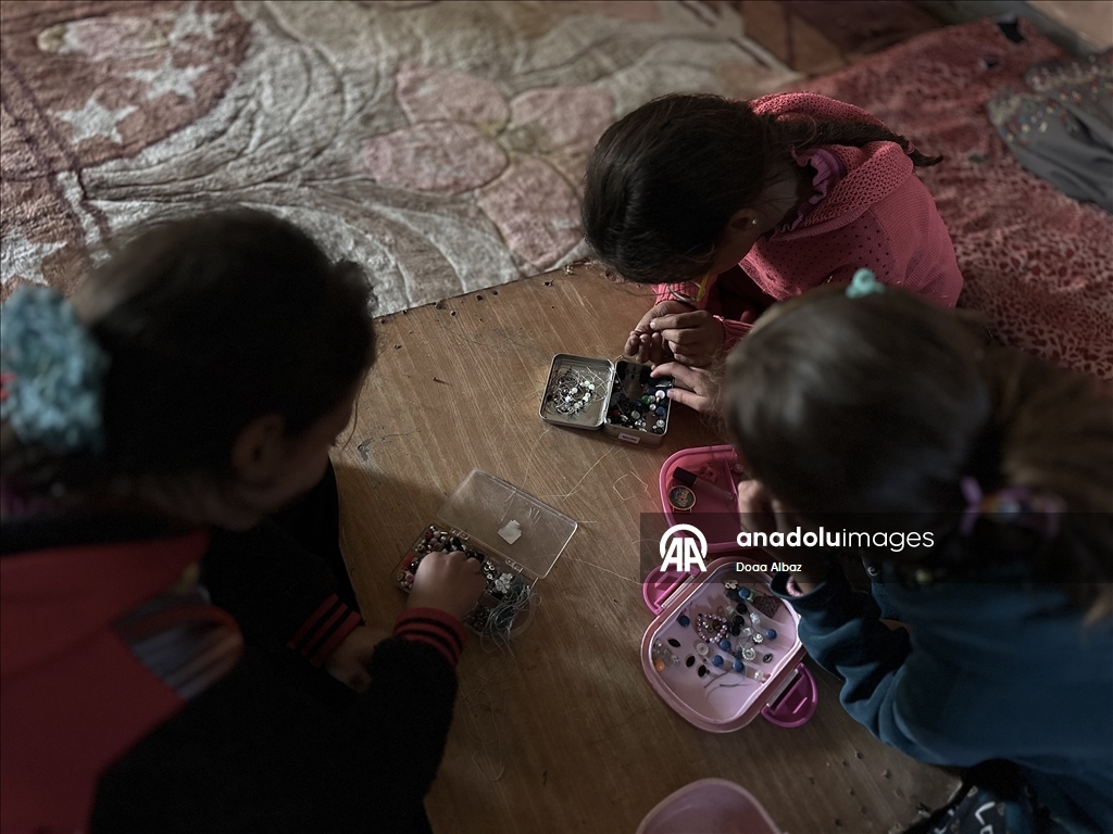 Палестинцы нашли убежище среди руин школы