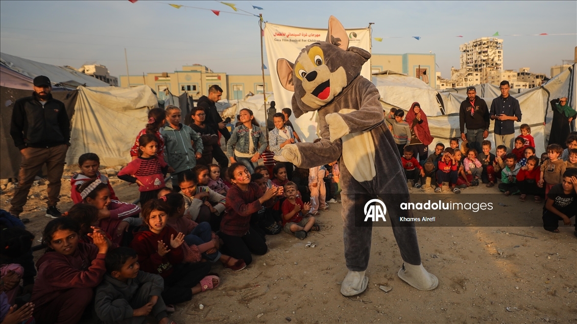 Gönüllü gençler, savaşın masum mağdurları Gazzeli çocukların yüzünü güldürdü
