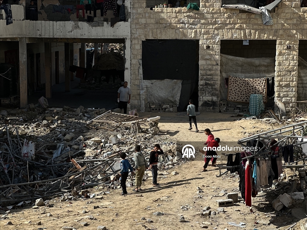 Палестинцы нашли убежище среди руин школы