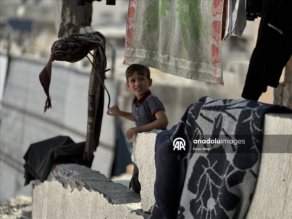 Палестинцы нашли убежище среди руин школы