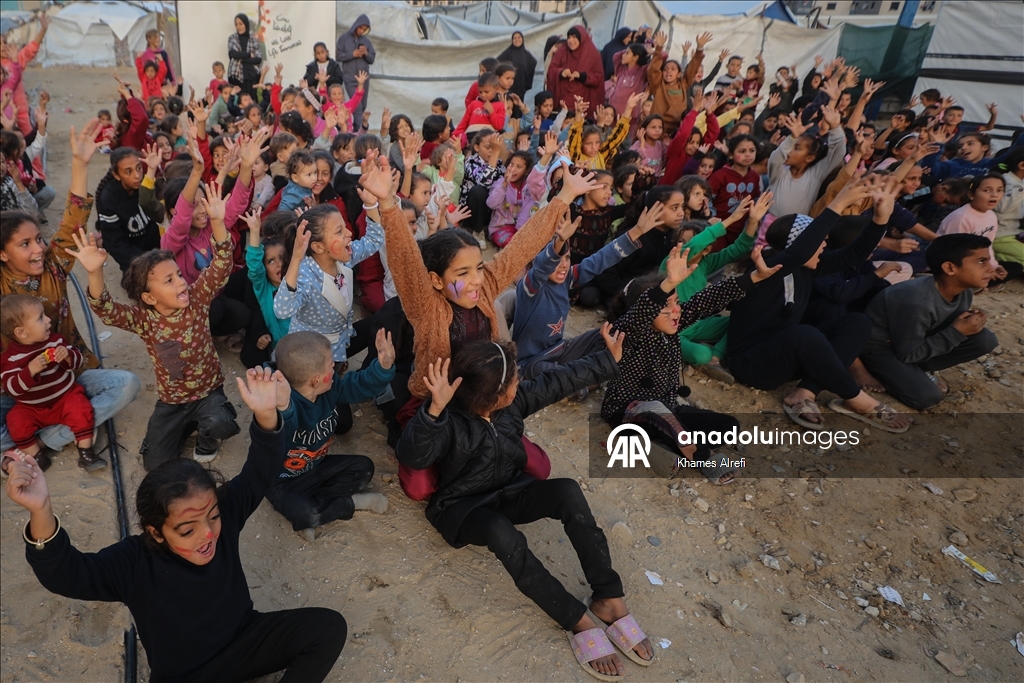 Gönüllü gençler, savaşın masum mağdurları Gazzeli çocukların yüzünü güldürdü