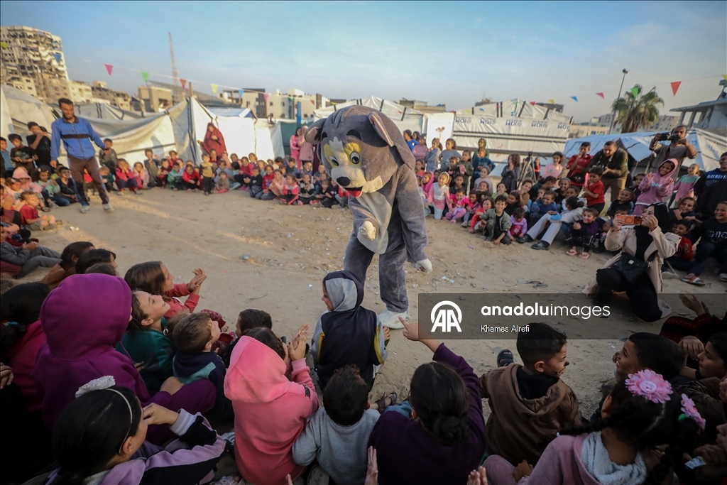 Gönüllü gençler, savaşın masum mağdurları Gazzeli çocukların yüzünü güldürdü