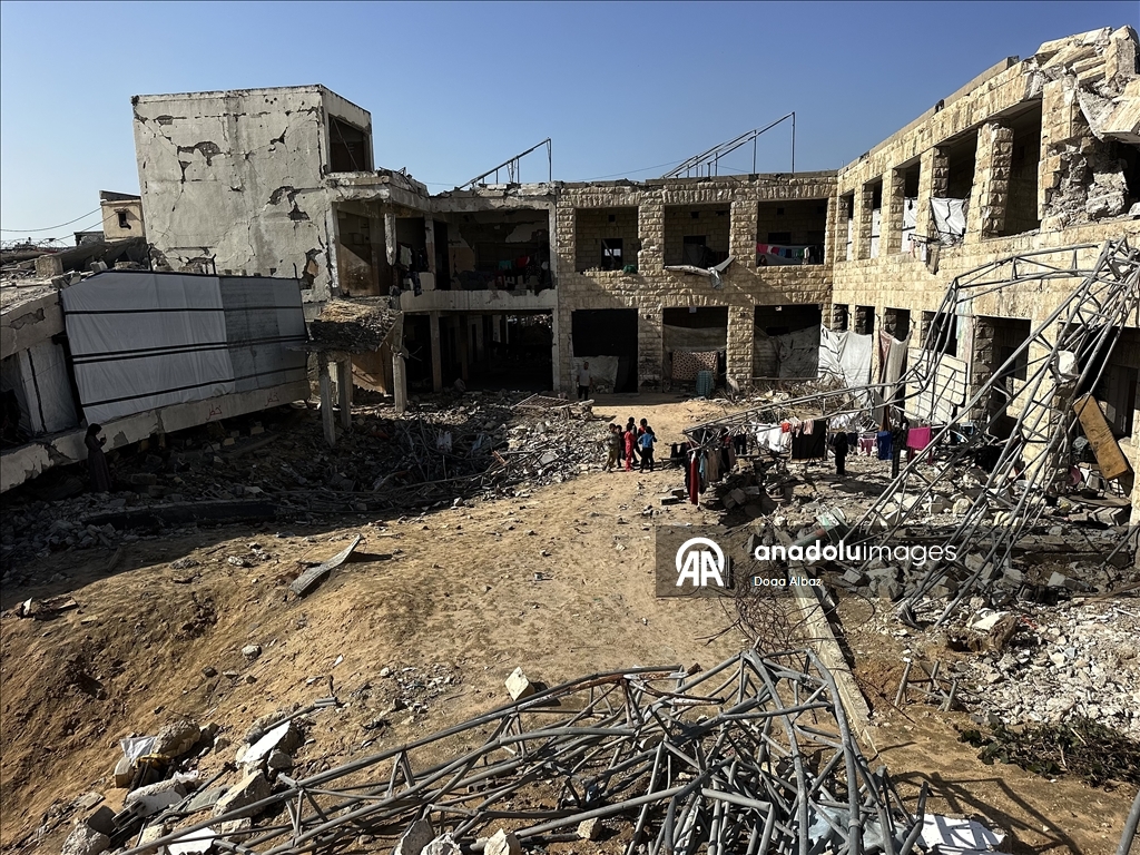 Палестинцы нашли убежище среди руин школы