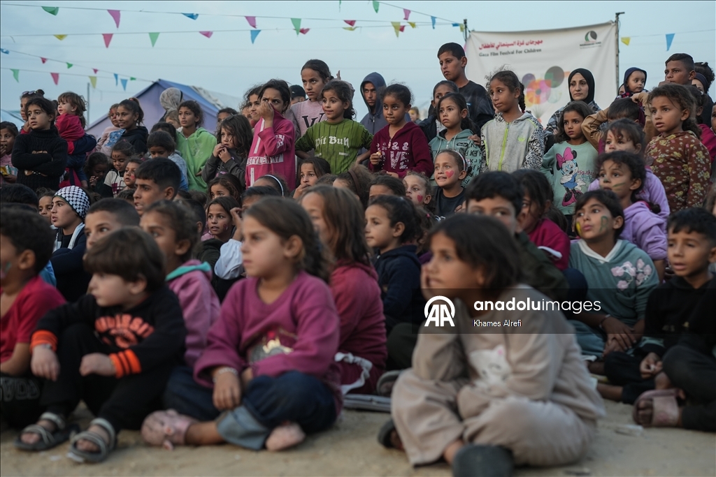Gönüllü gençler, savaşın masum mağdurları Gazzeli çocukların yüzünü güldürdü
