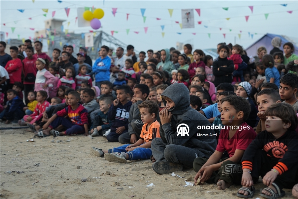 Gönüllü gençler, savaşın masum mağdurları Gazzeli çocukların yüzünü güldürdü