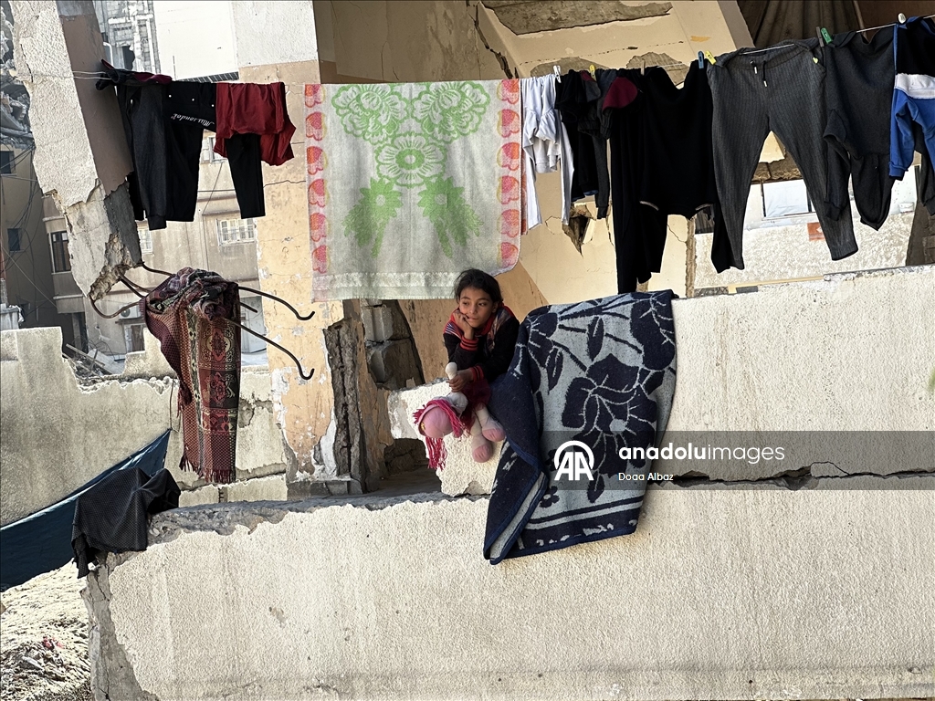 Палестинцы нашли убежище среди руин школы