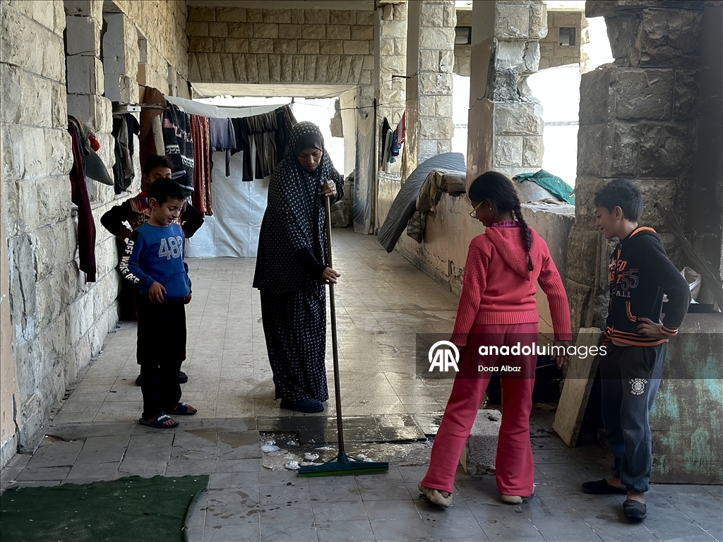 Палестинцы нашли убежище среди руин школы