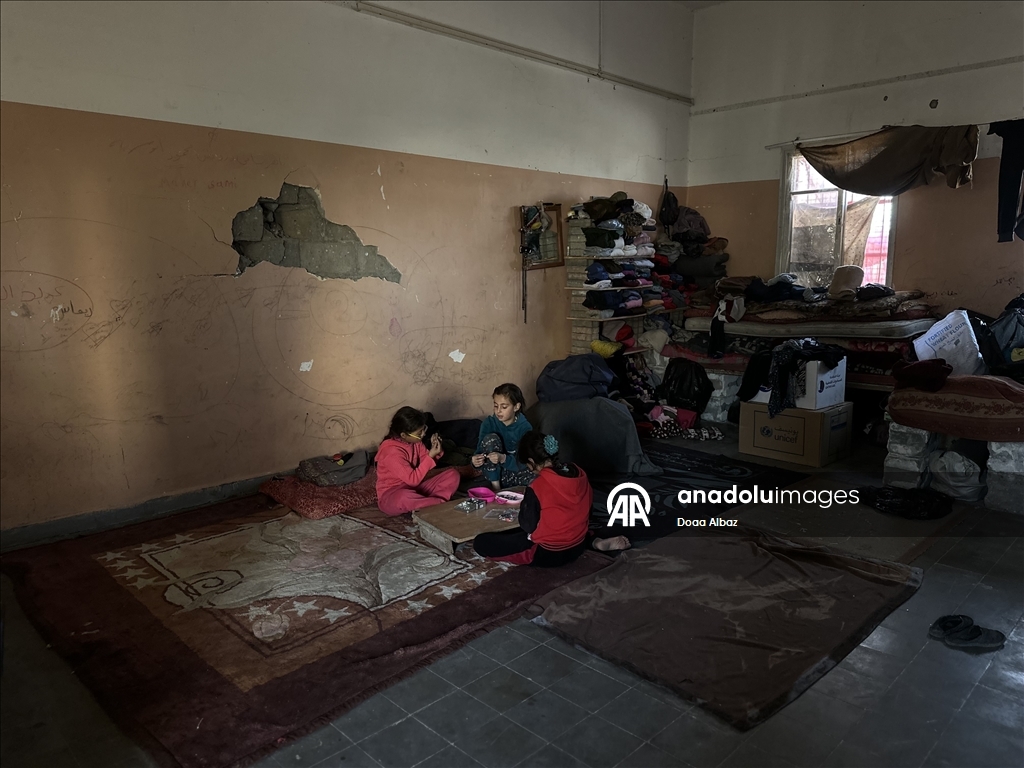 Палестинцы нашли убежище среди руин школы