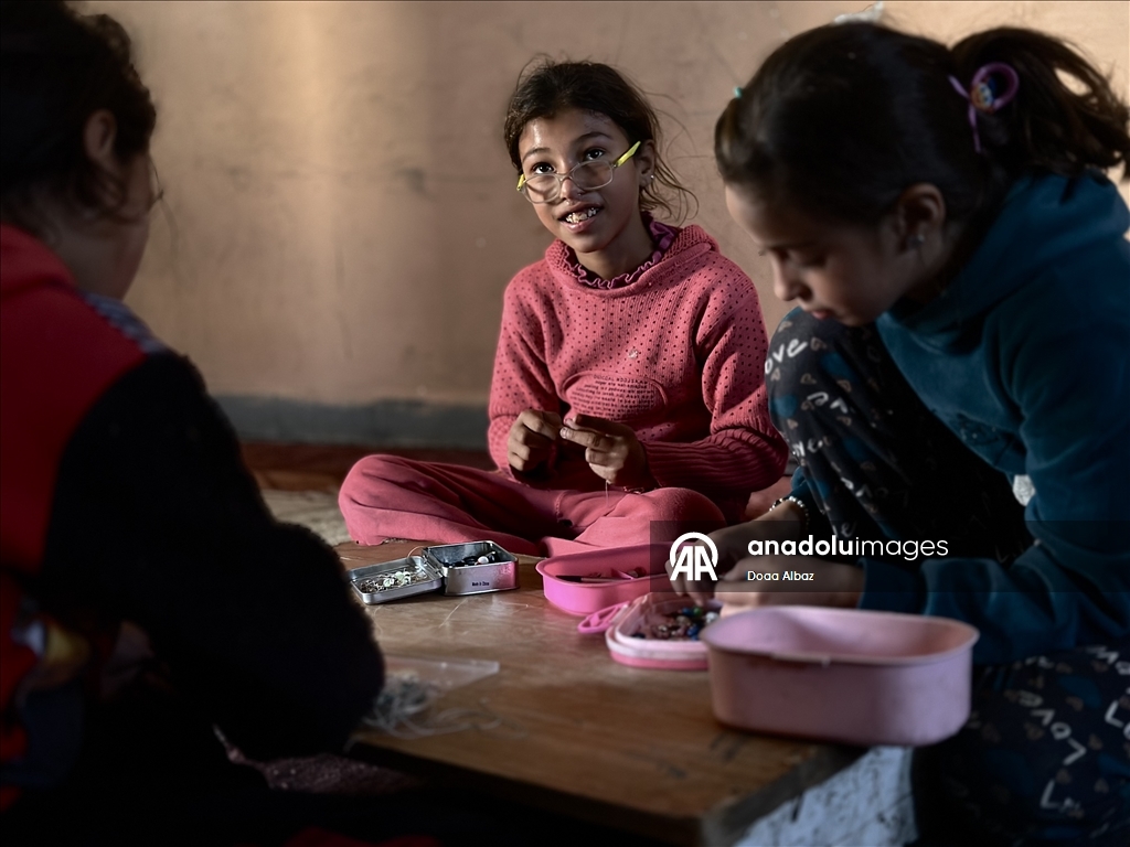 Палестинцы нашли убежище среди руин школы