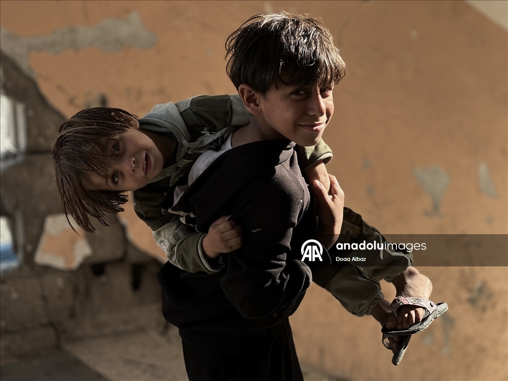 Палестинцы нашли убежище среди руин школы