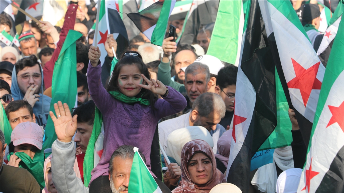 Suriye'de rejiminin devrildiği "Düşmanı Caydırma Operasyonu"nun yıl dönümünde kutlama gösterileri düzenlendi