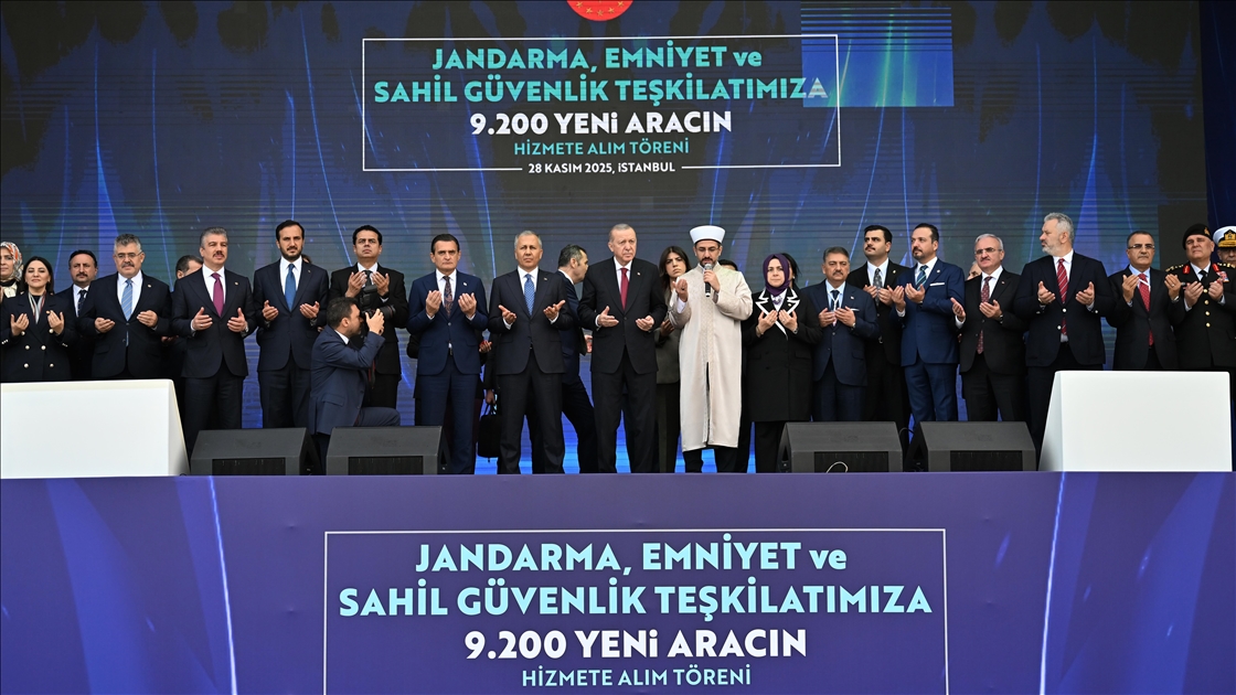 Cumhurbaşkanı Recep Tayyip Erdoğan, Jandarma, Emniyet ve Sahil Güvenlik Teşkilatı için 9 bin 200 yeni aracın hizmete alım törenine katıldı.