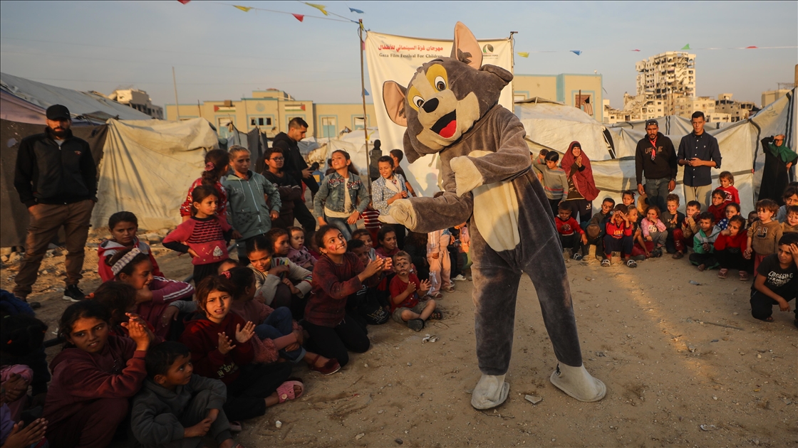 Gönüllü gençler, savaşın masum mağdurları Gazzeli çocukların yüzünü güldürdü