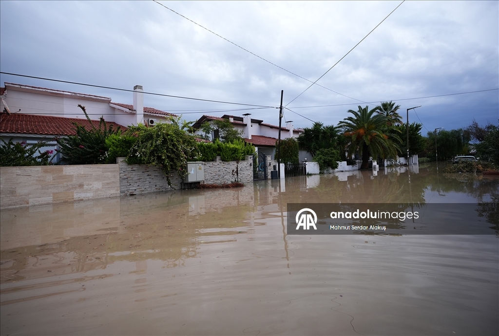 İzmir'in Çeşme ilçesinde sağanak hayatı olumsuz etkiliyor