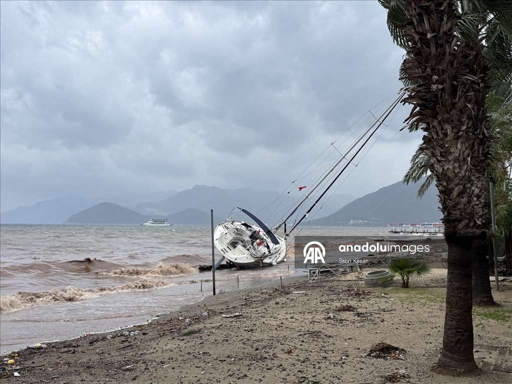 Muğla'da sağanak, dolu ve fırtına günlük yaşamı olumsuz etkiledi