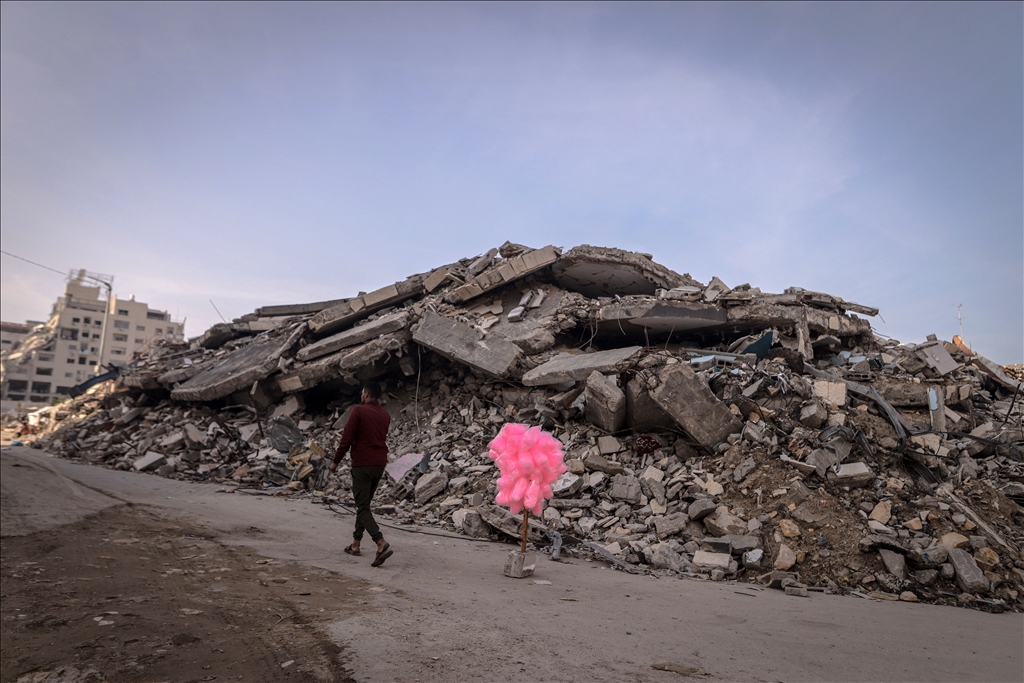 Палестинские семьи в Газе вынуждены жить среди руин