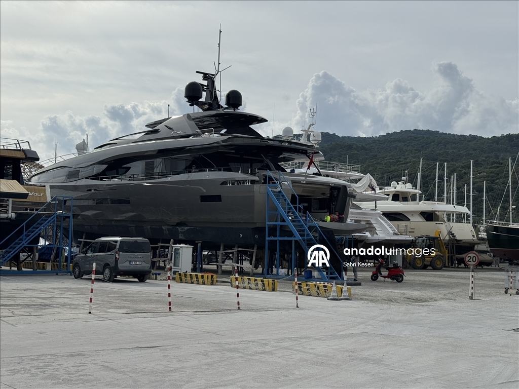 Mega yatlar bakım ve onarım için Marmaris'teki marinalarda karaya alındı