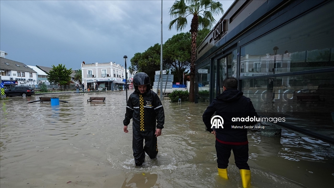 İzmir'in Çeşme ilçesinde sağanak hayatı olumsuz etkiliyor