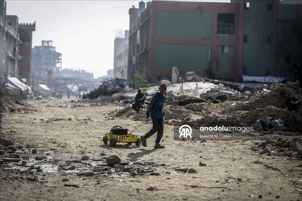 Палестинские семьи в Газе вынуждены жить среди руин 7