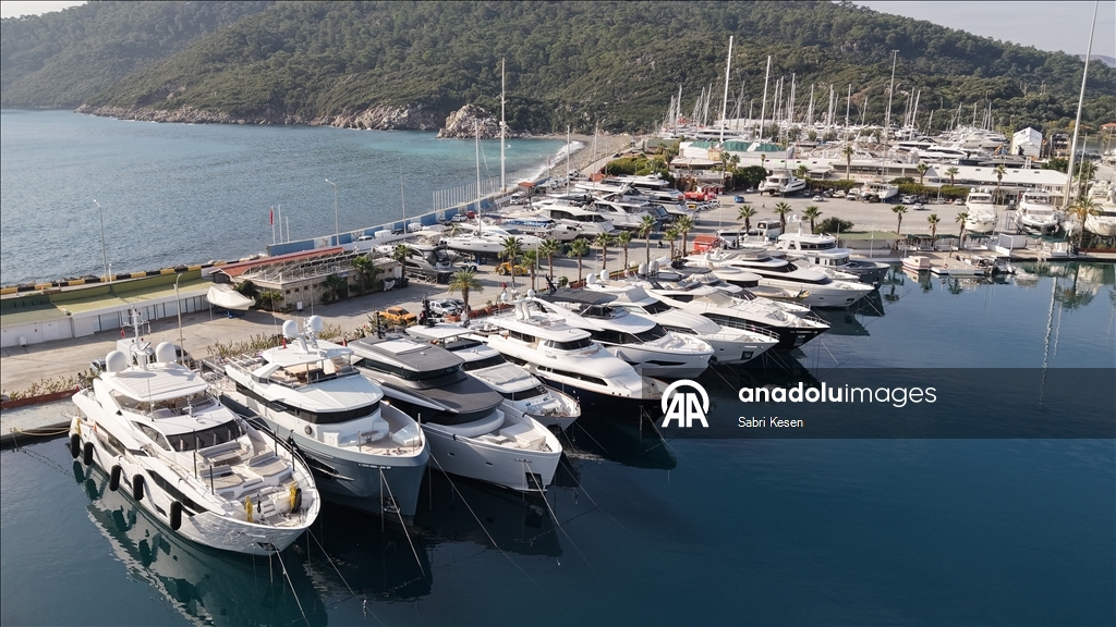 Mega yatlar bakım ve onarım için Marmaris'teki marinalarda karaya alındı