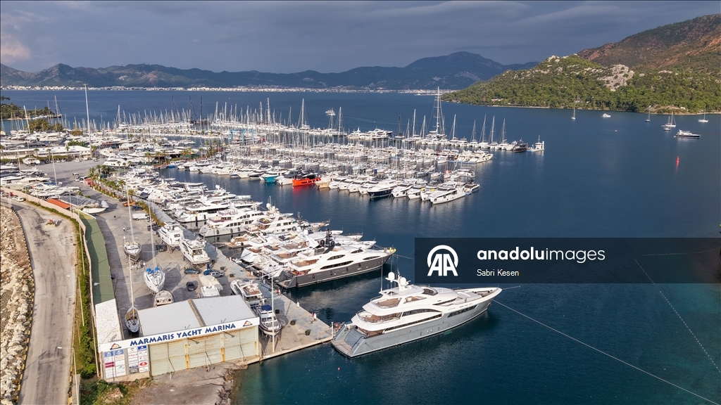 Mega yatlar bakım ve onarım için Marmaris'teki marinalarda karaya alındı