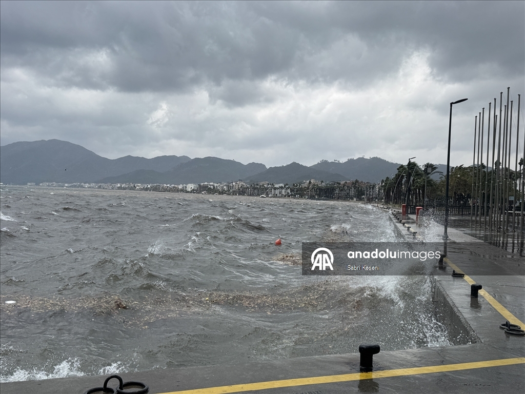 Muğla'da sağanak, dolu ve fırtına günlük yaşamı olumsuz etkiledi