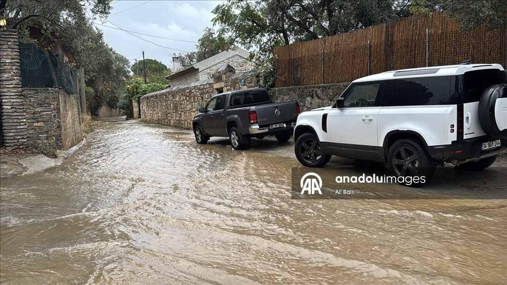 Muğla'da sağanak, dolu ve fırtına günlük yaşamı olumsuz etkiliyor