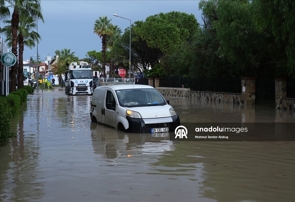 İzmir'in Çeşme ilçesinde sağanak hayatı olumsuz etkiliyor
