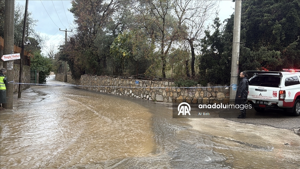 Muğla'da sağanak, dolu ve fırtına günlük yaşamı olumsuz etkiliyor