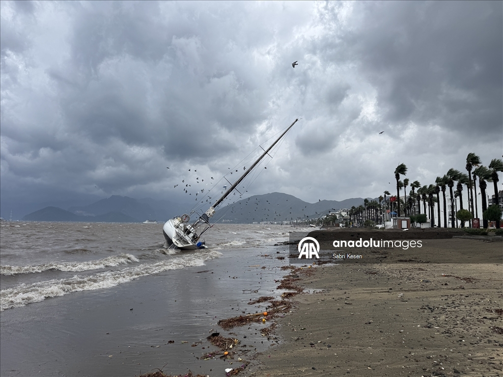 Muğla'da sağanak, dolu ve fırtına günlük yaşamı olumsuz etkiledi