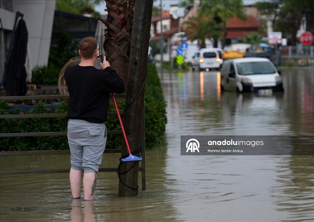 İzmir'in Çeşme ilçesinde sağanak hayatı olumsuz etkiliyor