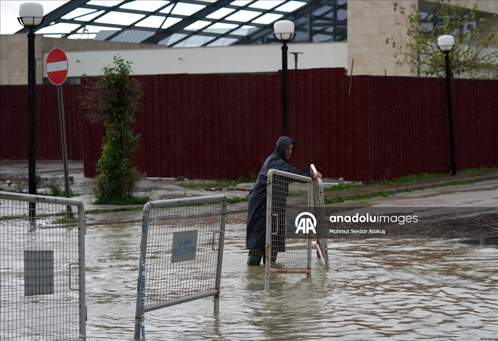 İzmir'in Çeşme ilçesinde sağanak hayatı olumsuz etkiliyor