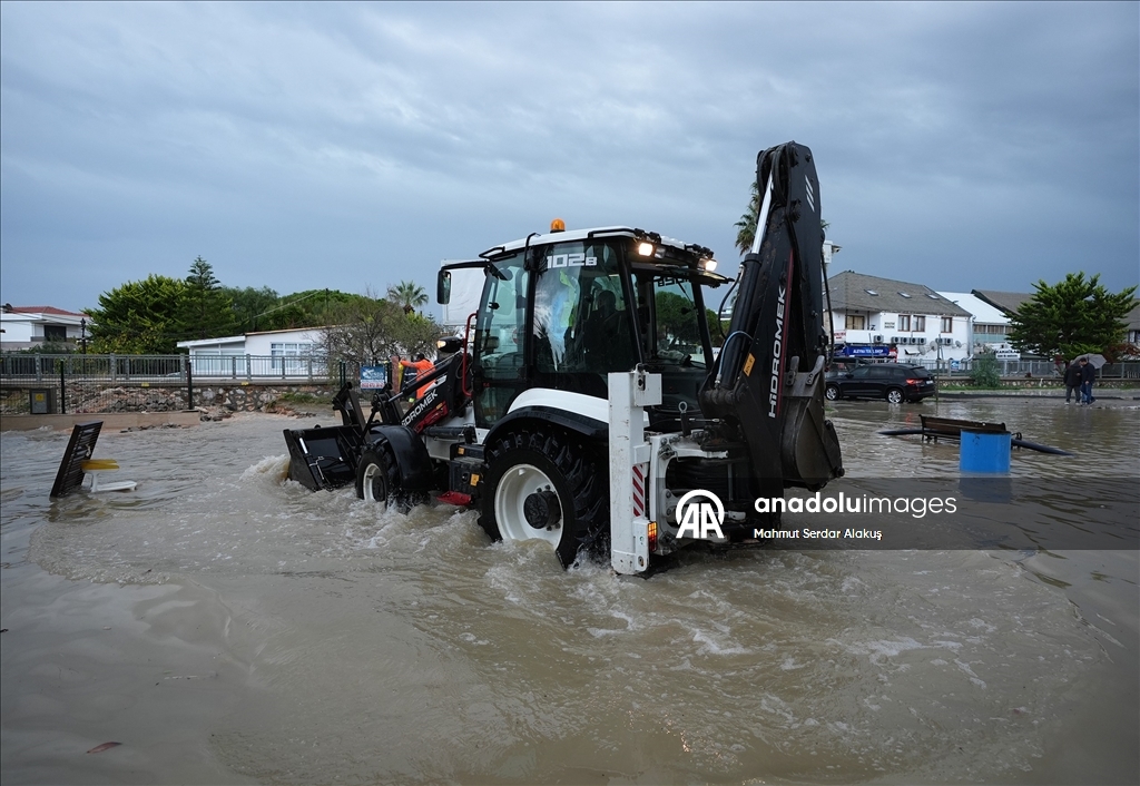 İzmir'in Çeşme ilçesinde sağanak hayatı olumsuz etkiliyor
