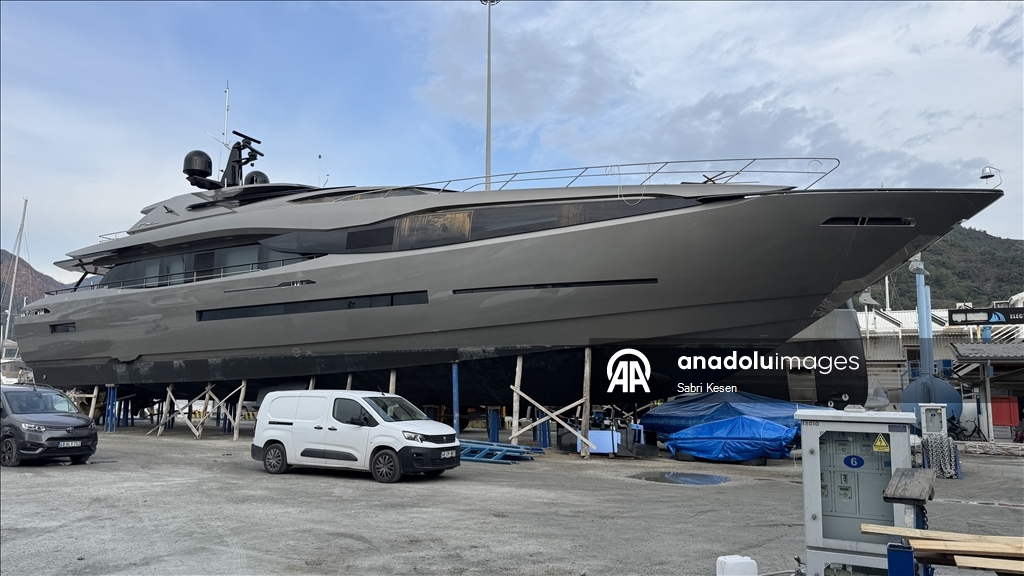 Mega yatlar bakım ve onarım için Marmaris'teki marinalarda karaya alındı