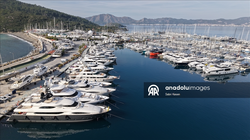 Mega yatlar bakım ve onarım için Marmaris'teki marinalarda karaya alındı