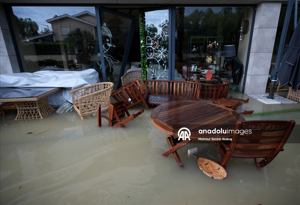 İzmir'in Çeşme ilçesinde sağanak hayatı olumsuz etkiliyor