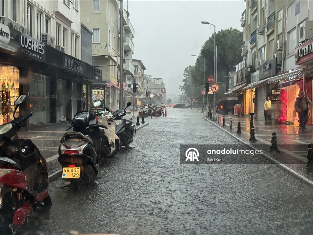 Muğla'da sağanak, dolu ve fırtına günlük yaşamı olumsuz etkiledi