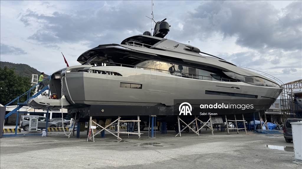 Mega yatlar bakım ve onarım için Marmaris'teki marinalarda karaya alındı