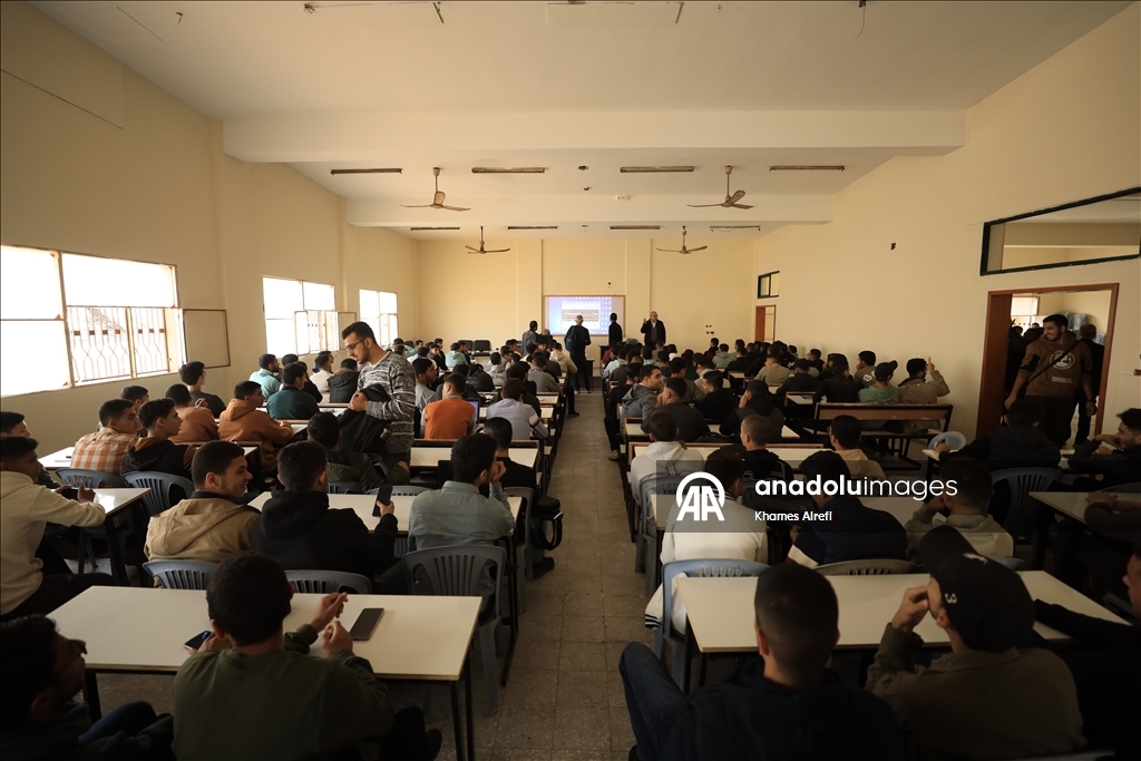 Gazze’de iki yıl aradan sonra yükseköğretimde yüz yüze eğitim kısmen başladı