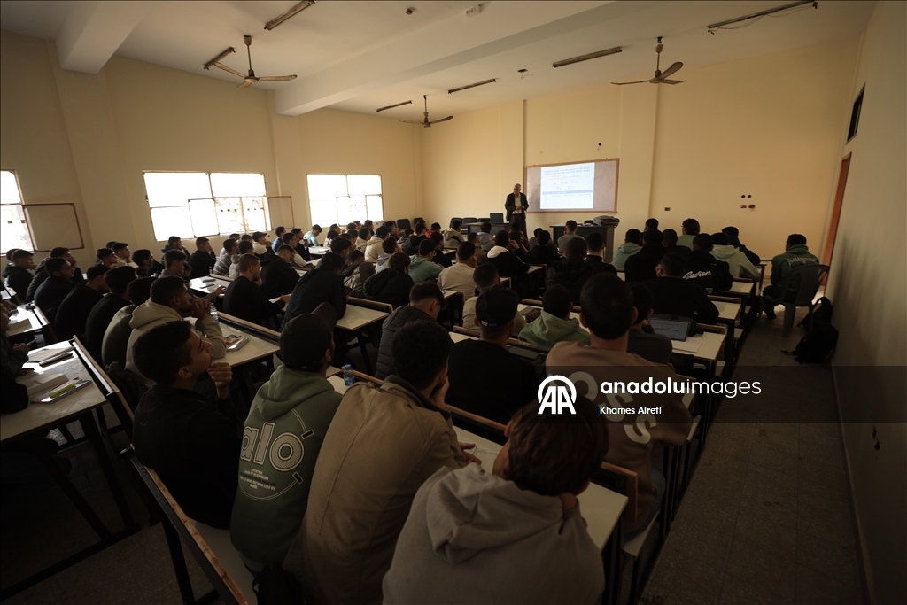 Gazze’de iki yıl aradan sonra yükseköğretimde yüz yüze eğitim kısmen başladı