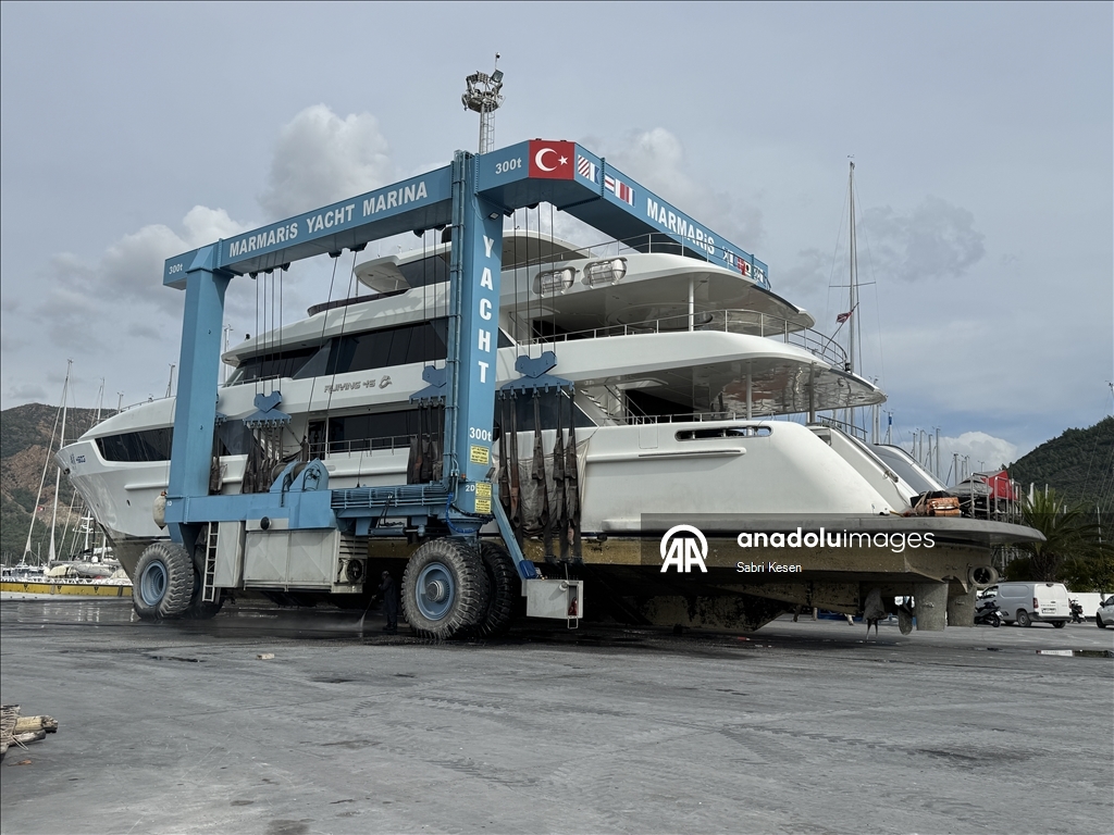 Mega yatlar bakım ve onarım için Marmaris'teki marinalarda karaya alındı