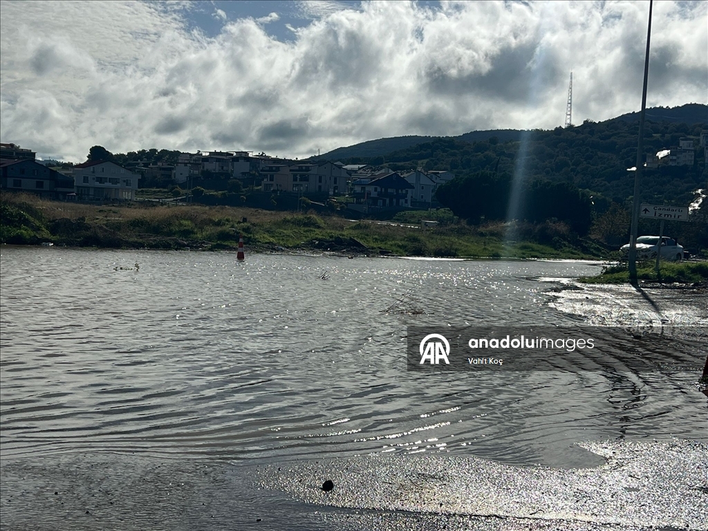 İzmir'de sağanak etkili oldu
