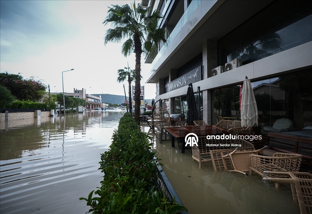 İzmir'in Çeşme ilçesinde sağanak hayatı olumsuz etkiliyor