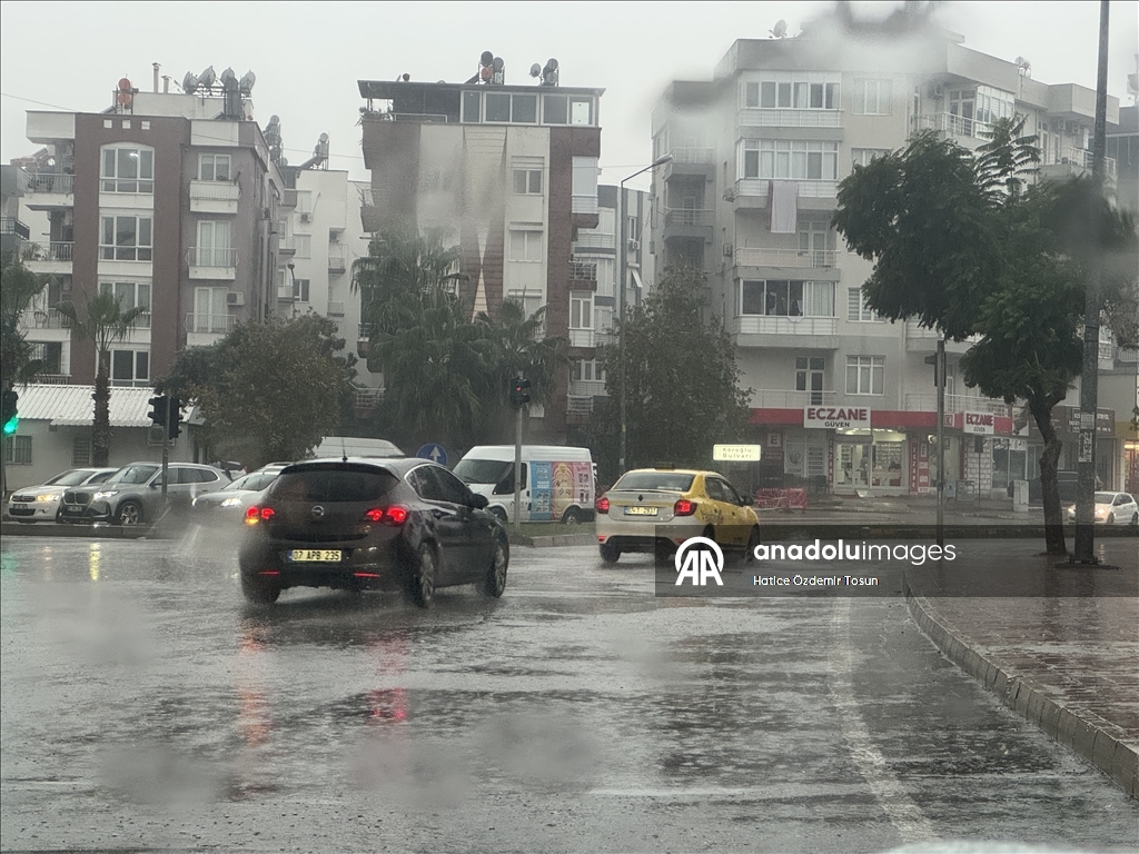 Antalya'da sağanak ve dolu etkili oluyor