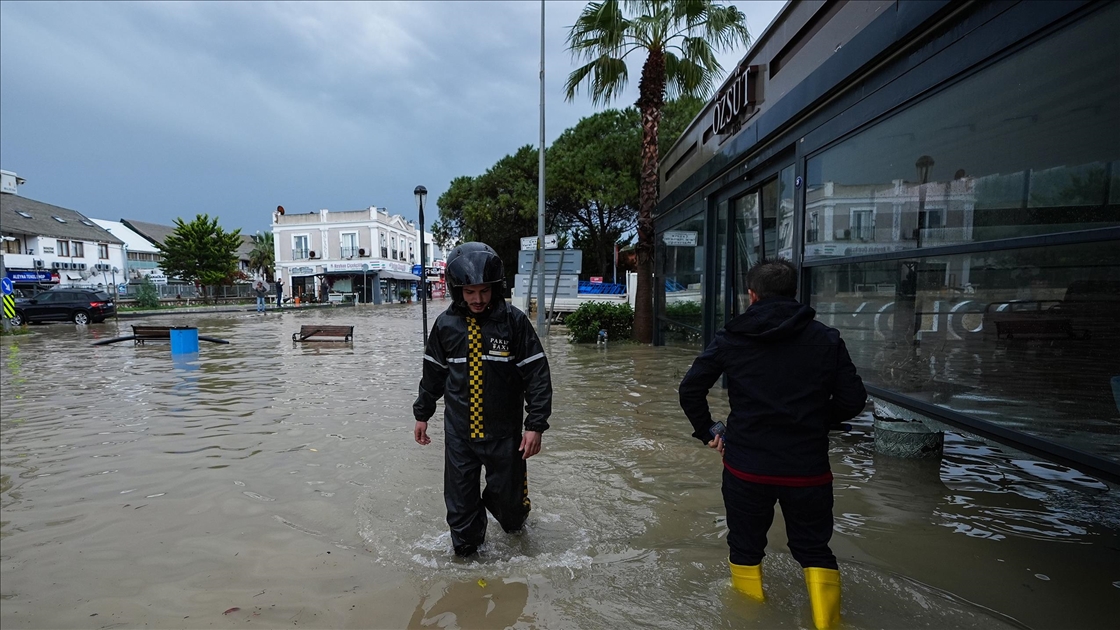 İzmir'in Çeşme ilçesi ve Muğla'da sağanak yaşamı olumsuz etkiliyor