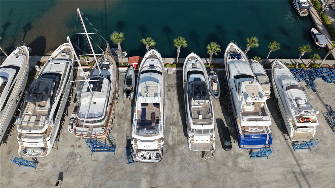  Mega yatlar bakım ve onarım için Marmaris'teki marinalarda karaya alındı