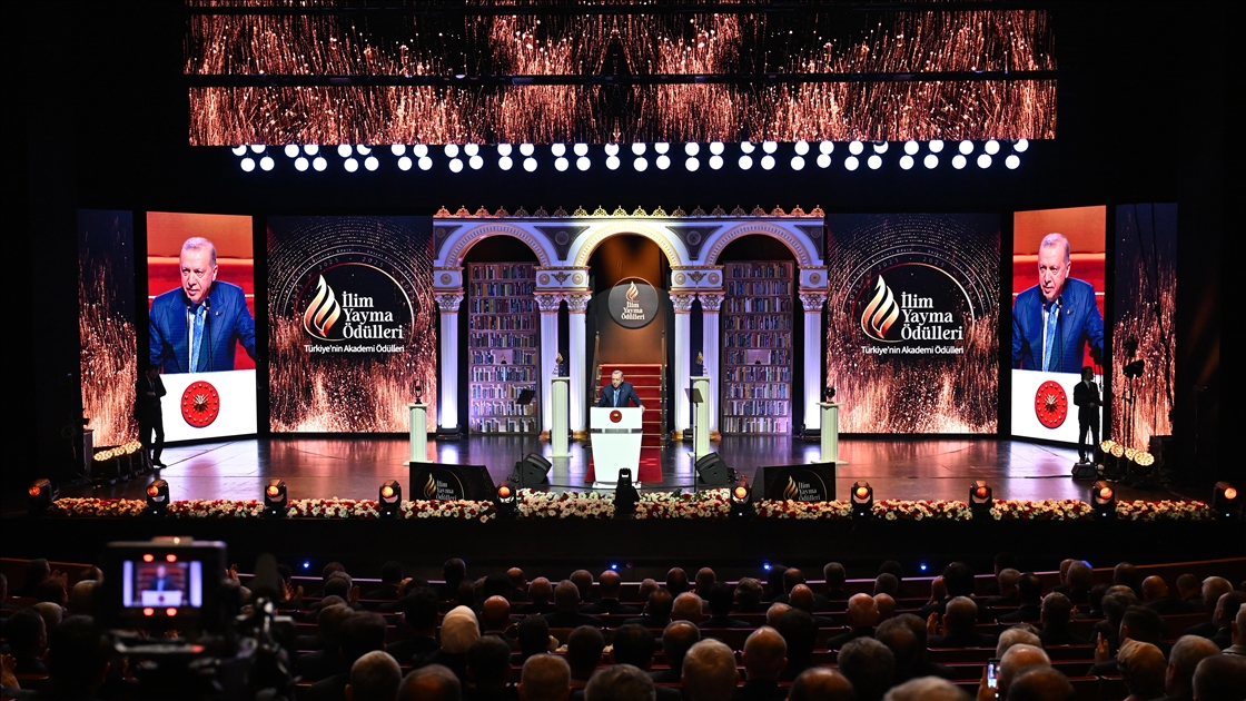 Cumhurbaşkanı Erdoğan "İlim Yayma Ödülleri" törenine katıldı
